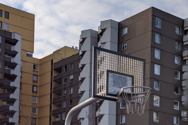 Basketballkorb vor Hochhäusern in Köln Chorweiler